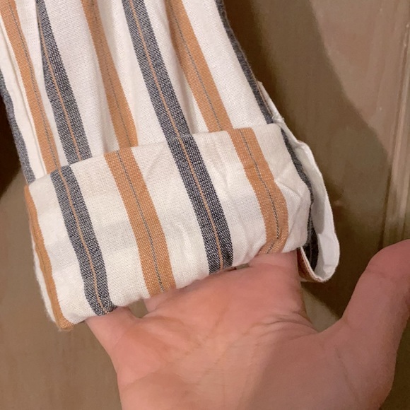 Adorable and chic pinstripe cropped shirt in grey and cream stripes. - Picture 4 of 6